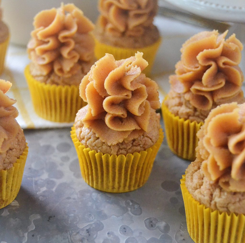 Back to school homemade dog treat recipe for Peanut Butter Pupcakes